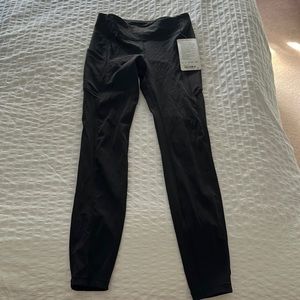 SPEED UP TIGHT- easy-access pockets so you can focus on your run—not your gear.